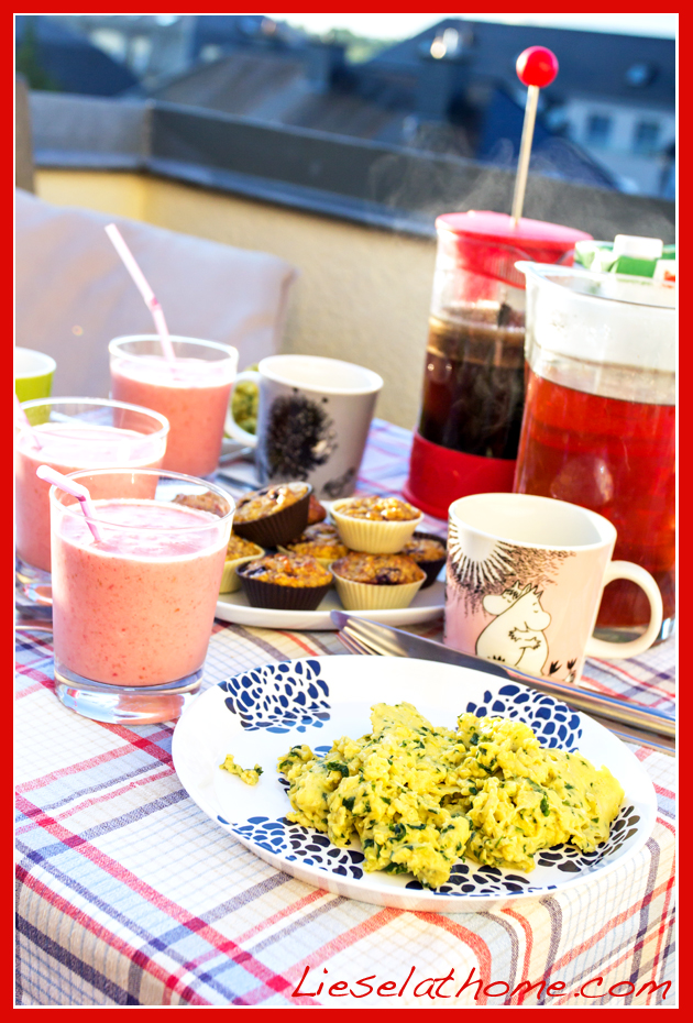 scrambled eggs with spinach, blueberry muffins and smoothie