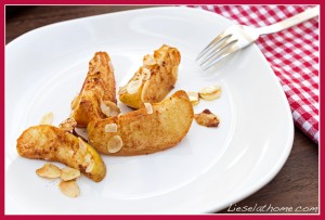 baked apple wedges with cinnamon and almond