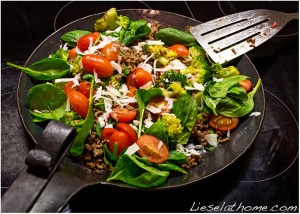 minced meat salad in a pan with broccoli, spinach and tomatoes