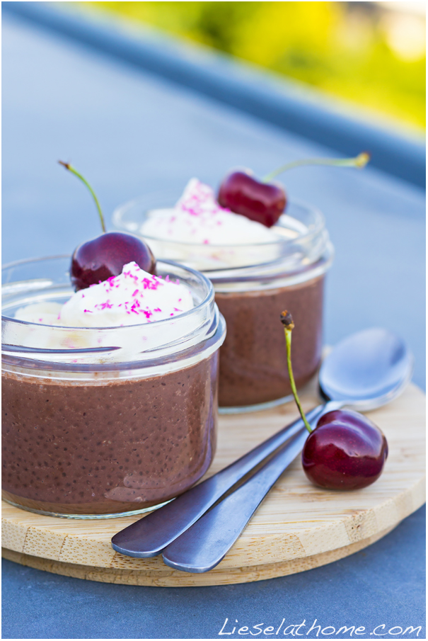 chocolate chia puddings in jars