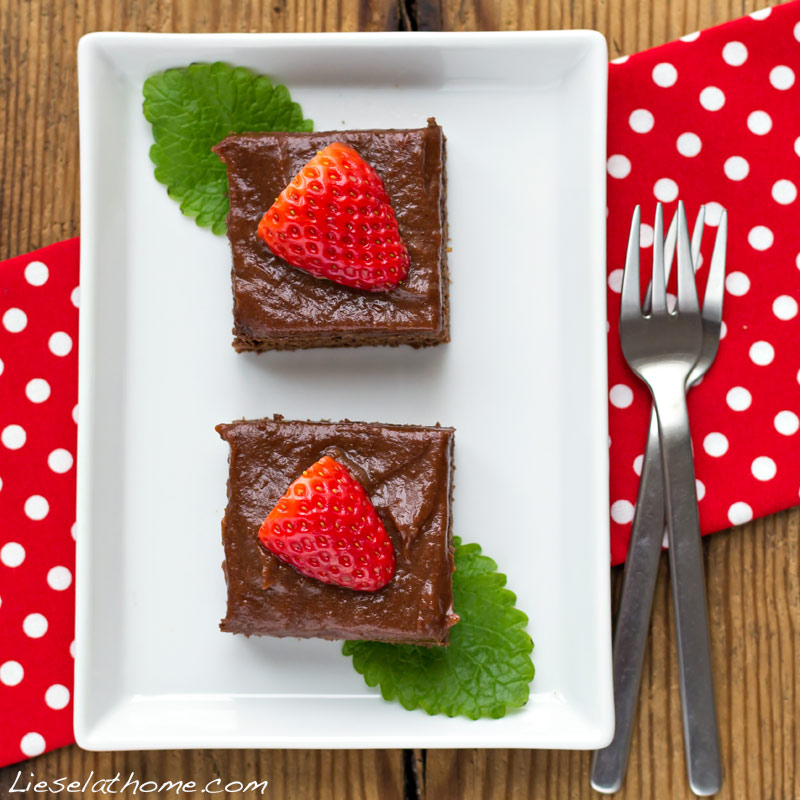 brownie-cake-w-strawberries-s